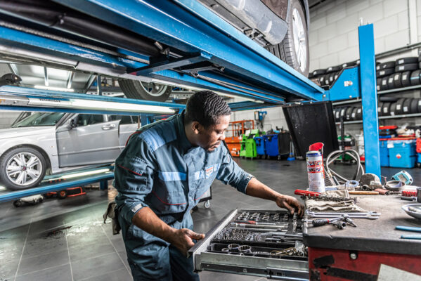 Automonteur aan het werk bij Bosch Car Service Van Gils