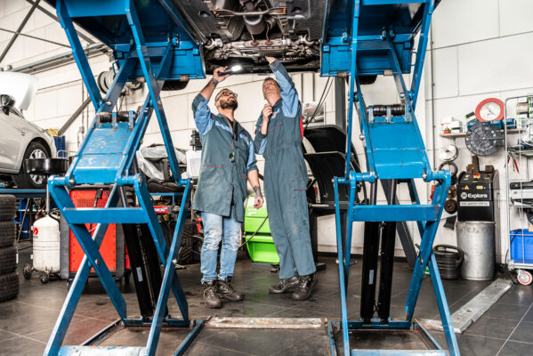 Automonteur aan het werk bij Bosch Car Service Van Gils