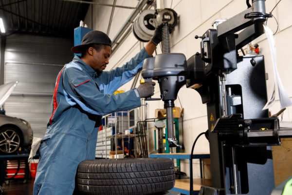Automonteur aan het werk bij Bosch Car Service Van Gils