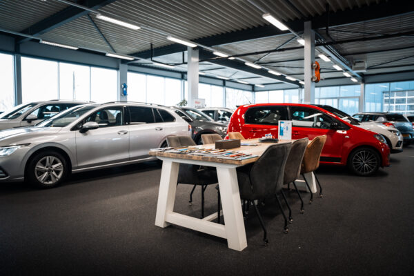 Autobedrijf De Waal Gouderak showroom
