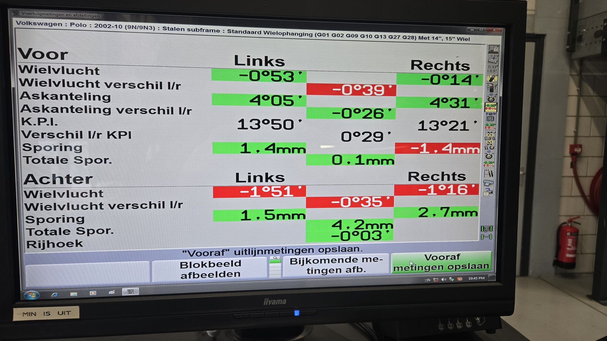 Meetwaarden voor en achter op het scherm van een uitlijnapparaat